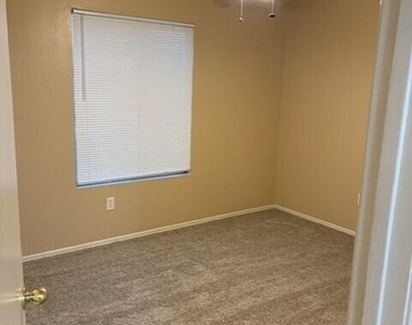 1732 E 37th Avenue - Photo Thumbnail 12