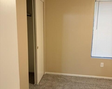 1732 E 37th Avenue - Photo Thumbnail 11