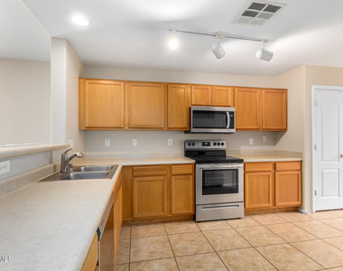 946 S 166th Avenue - Photo Thumbnail 3