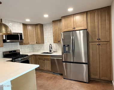 4950 N Miller Road - Photo Thumbnail 4