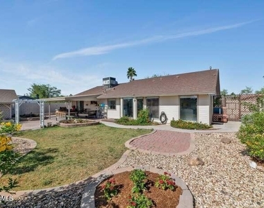 20601 N 18th Avenue - Photo Thumbnail 5