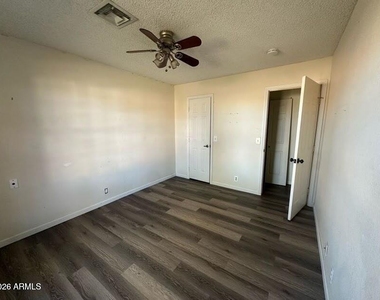 6319 W Onyx Avenue - Photo Thumbnail 9