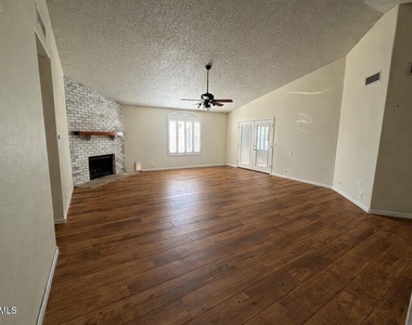 6319 W Onyx Avenue - Photo Thumbnail 2