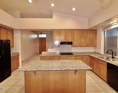 13614 N 12th Place - Photo Thumbnail 6