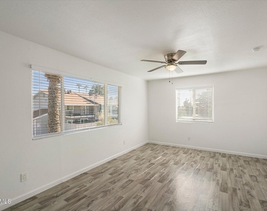 1346 E Mountain View Road - Photo Thumbnail 12