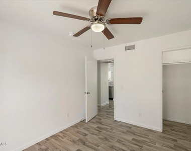 1346 E Mountain View Road - Photo Thumbnail 11
