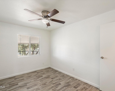 1346 E Mountain View Road - Photo Thumbnail 15