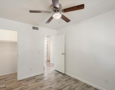 1346 E Mountain View Road - Photo Thumbnail 14