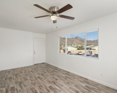 1346 E Mountain View Road - Photo Thumbnail 3