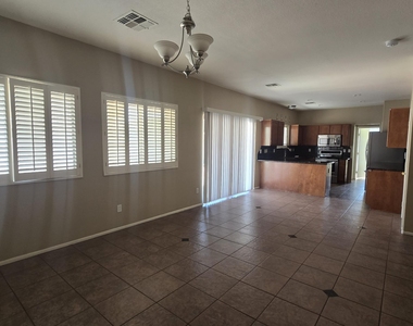 6613 N 28th Glen - Photo Thumbnail 9