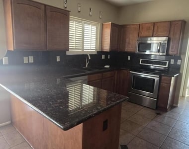 6613 N 28th Glen - Photo Thumbnail 10