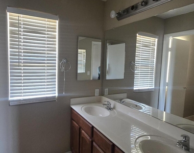 6613 N 28th Glen - Photo Thumbnail 20