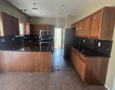 6613 N 28th Glen - Photo Thumbnail 7
