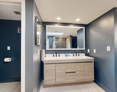 6240 E Kelton Lane - Photo Thumbnail 18