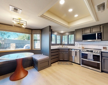 6240 E Kelton Lane - Photo Thumbnail 10