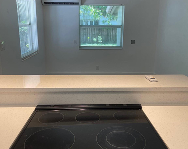 828 Ne 16th Avenue - Photo Thumbnail 4