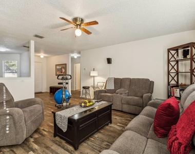 205 Crystalwood Drive - Photo Thumbnail 6