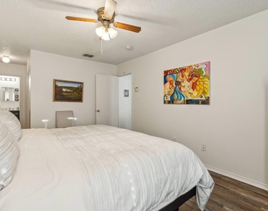 205 Crystalwood Drive - Photo Thumbnail 12