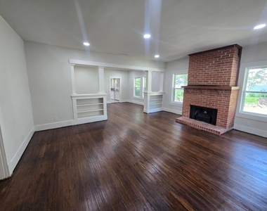 4824 Meadowbrook Drive - Photo Thumbnail 8