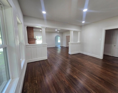 4824 Meadowbrook Drive - Photo Thumbnail 9