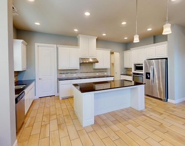 7005 Golf Club Drive - Photo Thumbnail 4