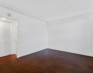 605 Oaks Drive - Photo Thumbnail 17