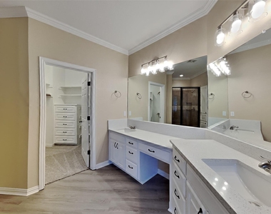 309 Hudson Lane - Photo Thumbnail 7