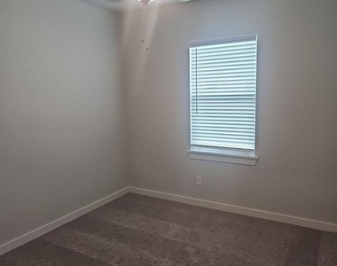 11751 Sweeping Lane - Photo Thumbnail 9
