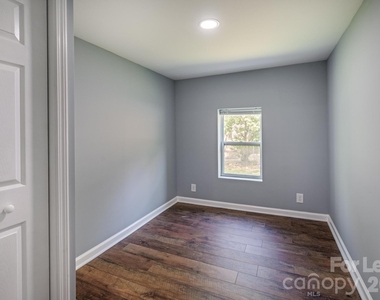 19513 Meridian Street - Photo Thumbnail 16