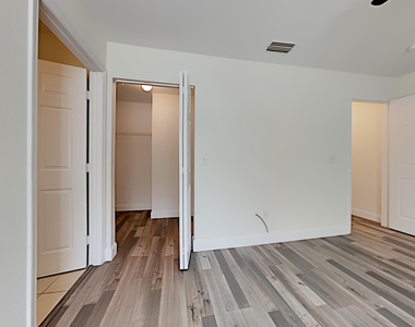 2052 Se Heathwood Circle - Photo Thumbnail 12