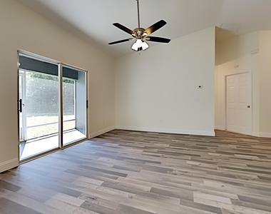 2052 Se Heathwood Circle - Photo Thumbnail 7