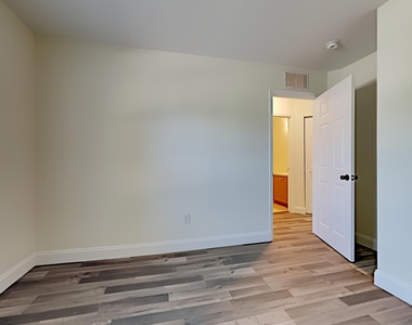 2052 Se Heathwood Circle - Photo Thumbnail 2
