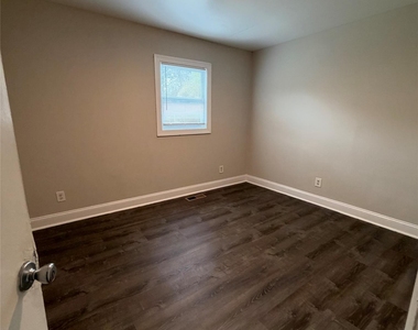 608 Peaceful Glen Road - Photo Thumbnail 6