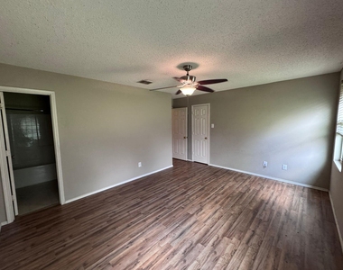 5409 Comanche Wells Drive - Photo Thumbnail 8