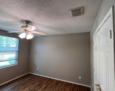 5409 Comanche Wells Drive - Photo Thumbnail 14