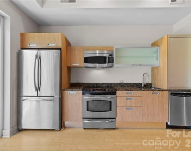 1133 Metropolitan Avenue - Photo Thumbnail 5
