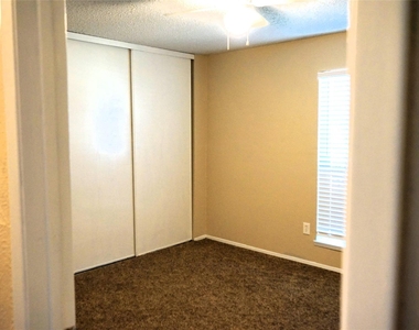 1104 Cedar Hill Lane - Photo Thumbnail 3
