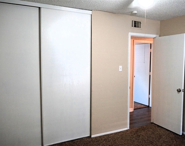 1104 Cedar Hill Lane - Photo Thumbnail 4