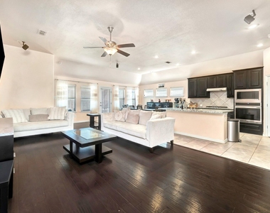 1008 Hoxton Lane - Photo Thumbnail 4