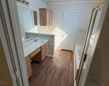 1737 Circle Creek Drive - Photo Thumbnail 8