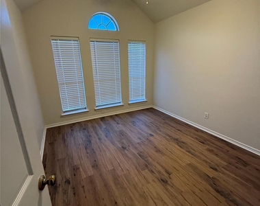 1737 Circle Creek Drive - Photo Thumbnail 2
