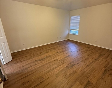 1737 Circle Creek Drive - Photo Thumbnail 9
