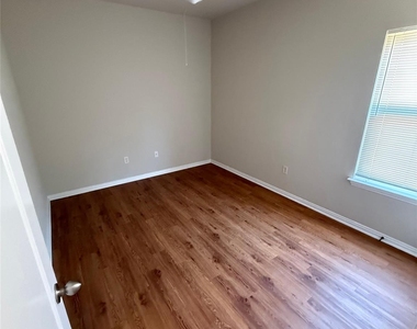 952 Sylvia Street - Photo Thumbnail 3
