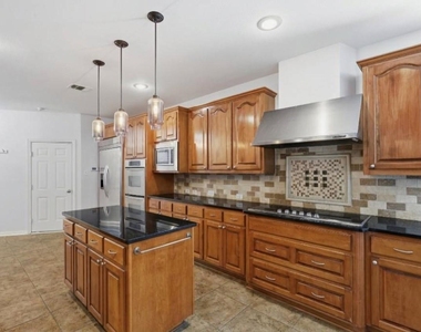 3908 Moonbeam Court - Photo Thumbnail 9