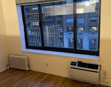 East 82 Street / 1st Avenue - Photo Thumbnail 4