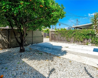 313 Venice Way - Photo Thumbnail 17