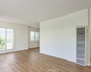313 Venice Way - Photo Thumbnail 2