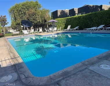 6511 Wystone Avenue - Photo Thumbnail 3
