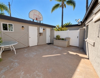19458 Lanark Street - Photo Thumbnail 4