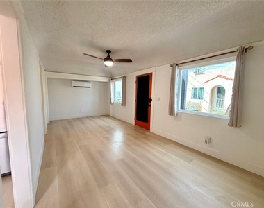 2245 Pine Avenue - Photo Thumbnail 4